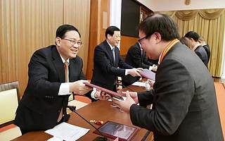 关注 | 坚决打破“卷帘门”“玻璃门”“旋转门”！李强在这个大会上为民营企业鼓劲