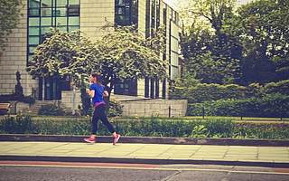 海外丨不是我不爱“轧马路”，是这个马路设计真的不行