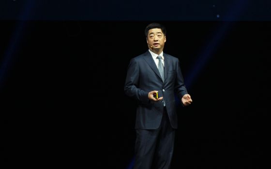 华为CEO胡厚崑达沃斯提醒科技公司：要做好应对准备