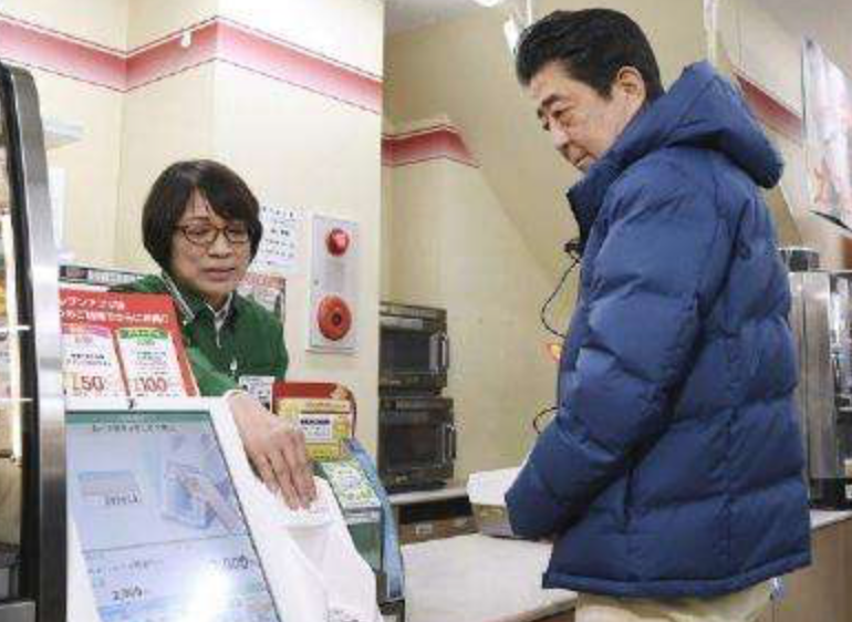 安倍首次体验扫码购物：有点紧张