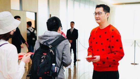 和小马哥握个手　腾讯万名员工排队领开工红包