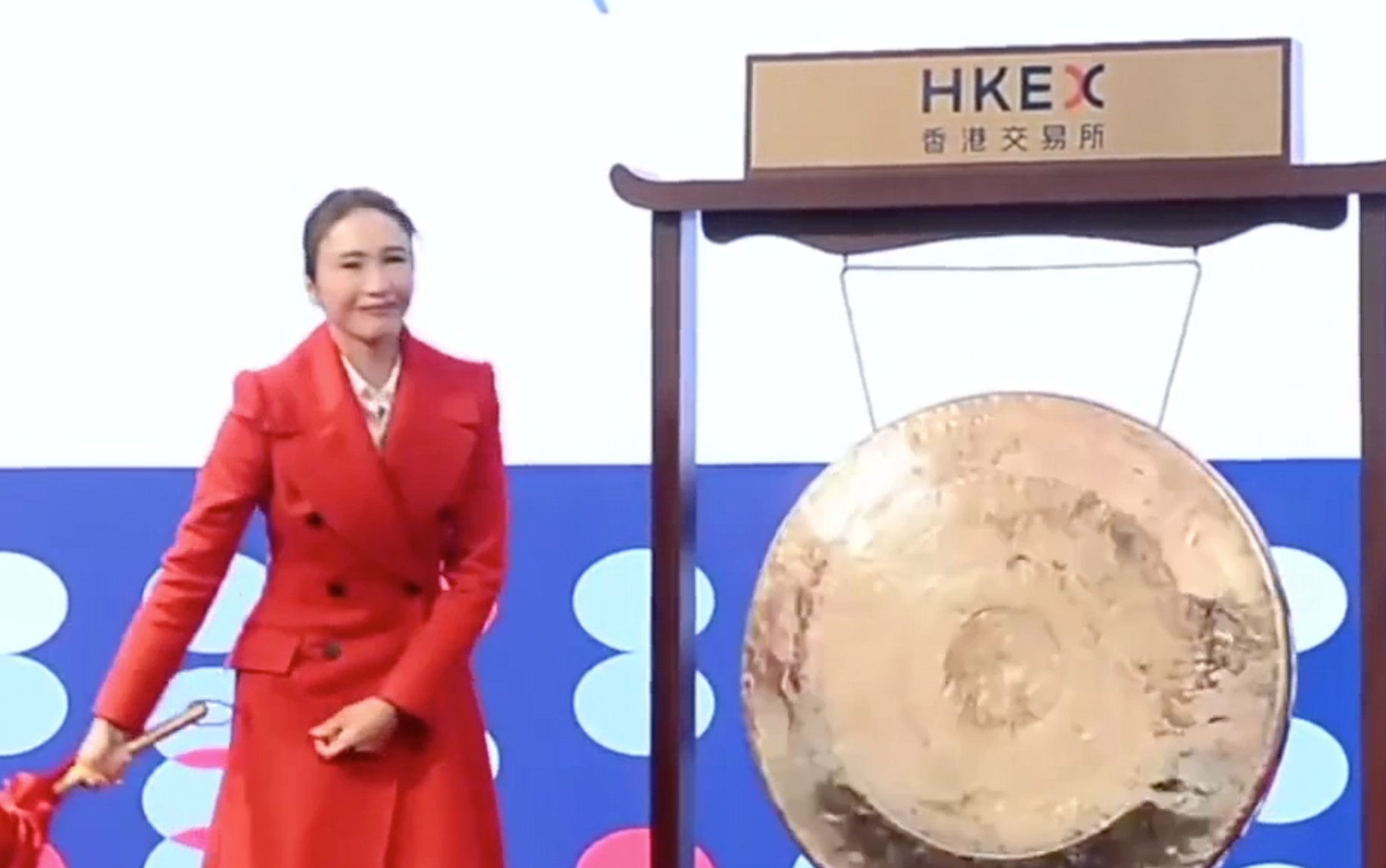 48岁黎姿携公司上市，红衣亮相敲钟！