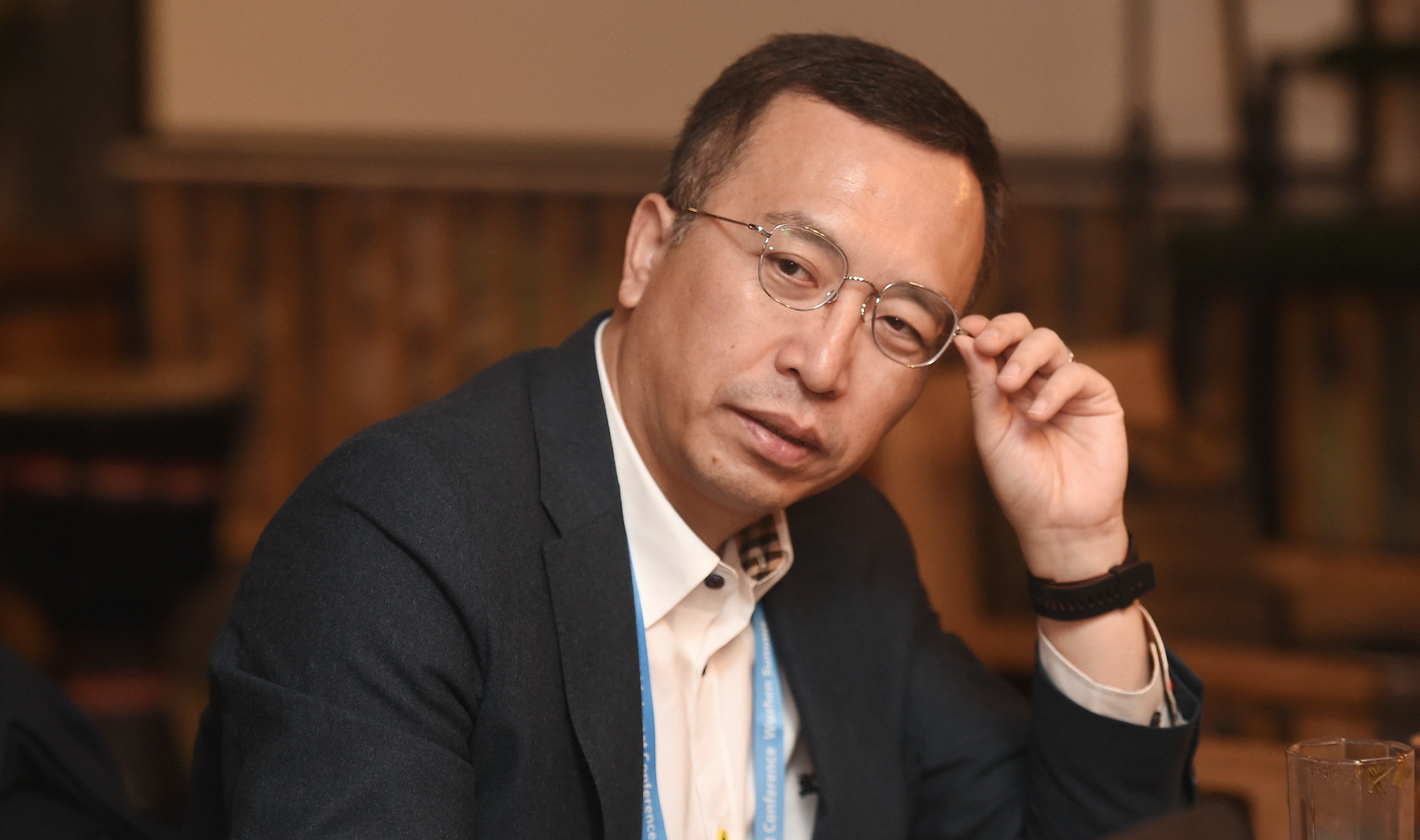 荣耀总裁赵明回应雷军“不服来干”