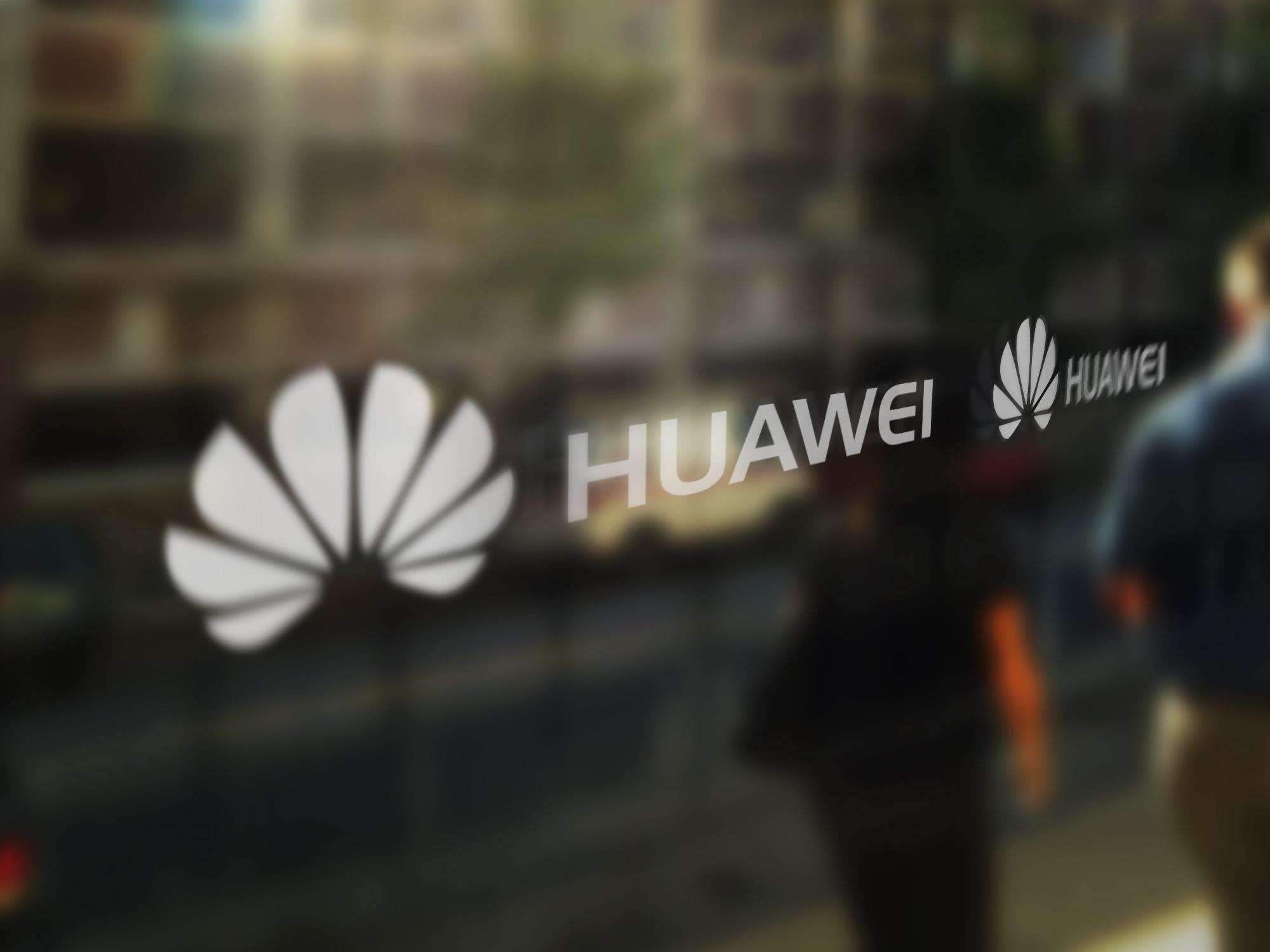 华为diss苹果，跟友商比我们更窄更轻