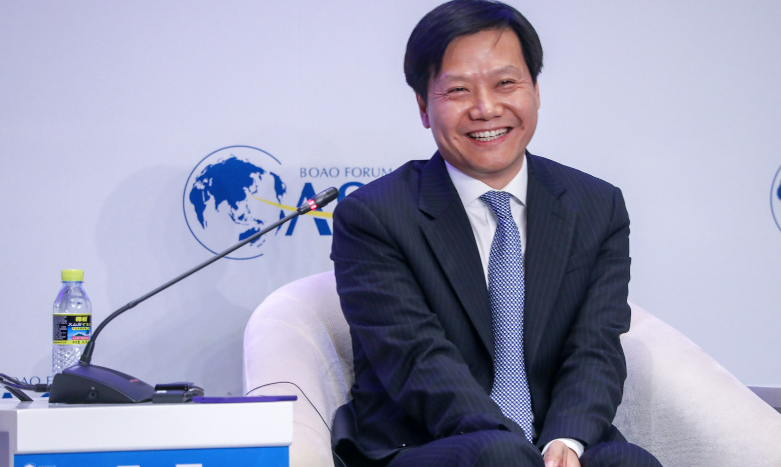 被问未来5年是否愿意再与董明珠赌　雷军尬笑摇头