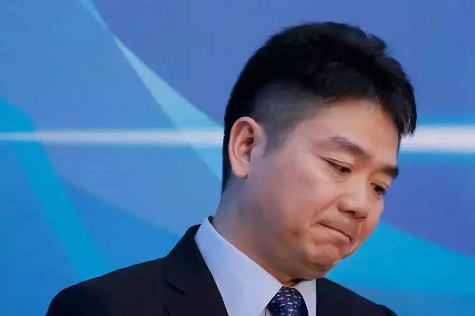 刘强东案细节：助理在公寓苦等近7小时　老板被带走后她仍待原处
