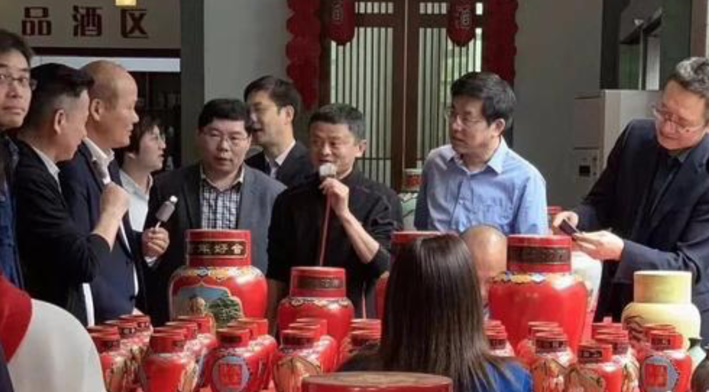 大佬的午后时光　马云回老家绍兴：喝黄酒　坐乌篷船