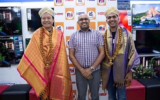 雷军现身印度入乡随俗穿当地传统服饰，网友直呼“雷长老”