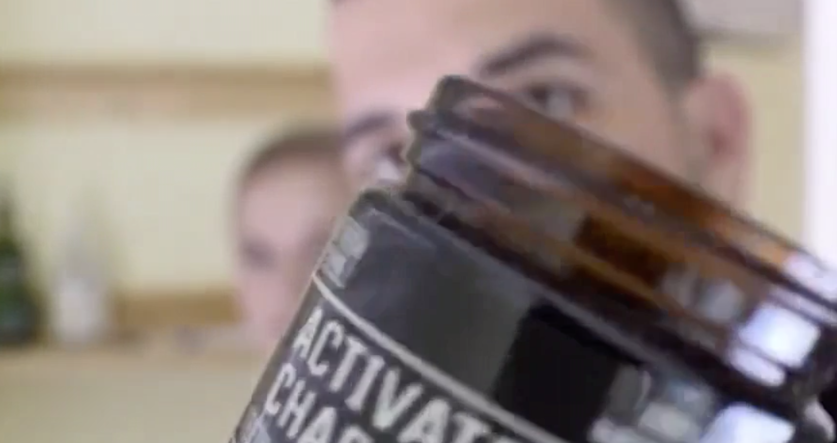 黑炭牙膏能美白牙齿？专家：不能！还会增加蛀牙风险！