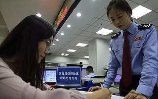 媒体记者走基层：五月征期看减税降费