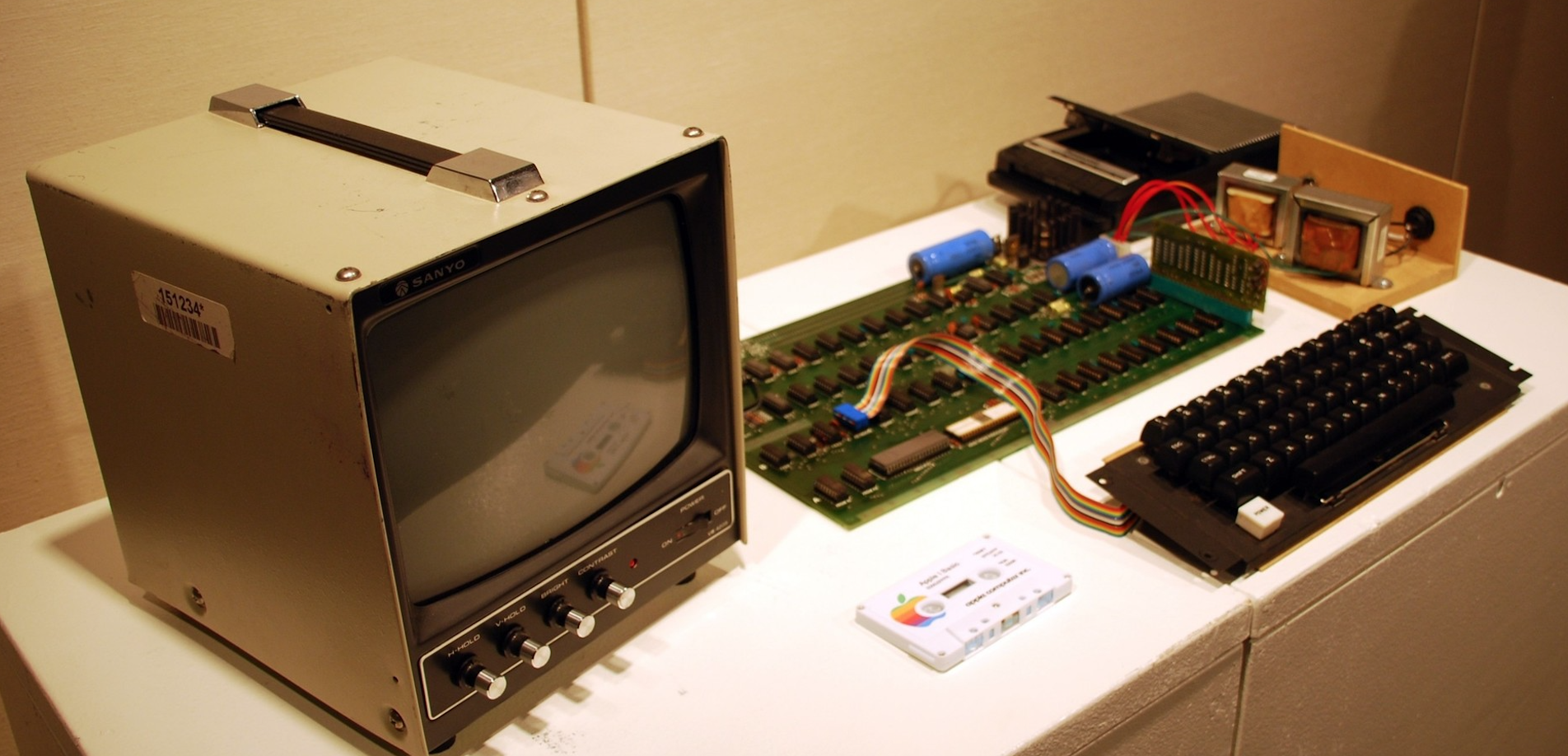 身价翻了700倍！第一代苹果电脑326万元成交