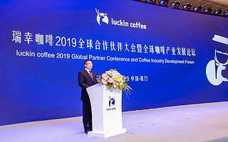 瑞幸咖啡董事長陸正耀：狂奔是真的，但是并不是蒙眼