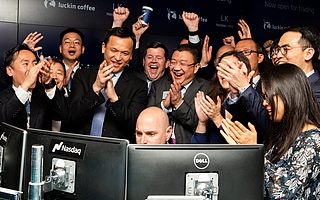 瑞幸股價連續多日反彈：市值近50億美元，兩只對沖基金大量買入