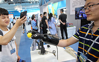 全國雙創周開幕，手術機器人、倉儲機器人現身北京會場