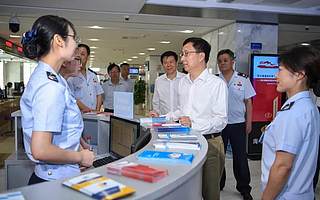 韩正在北京市调研企业减税降费情况并召开座谈会