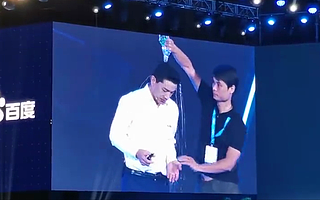 百度AI开发者大会现场李彦宏被泼水，淡定化解