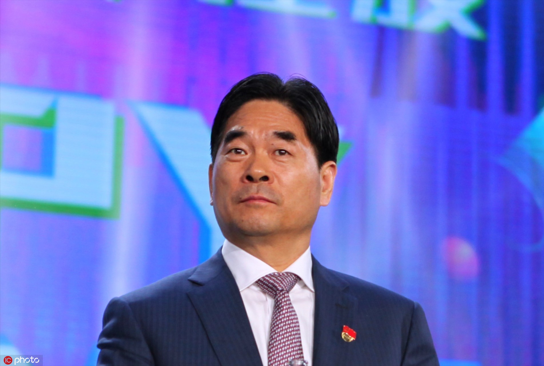 不同于"网红"王思聪,有"小王总"之称的王晓松性情低调,但年轻的他已然