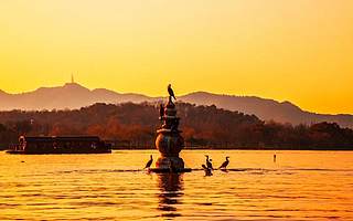 正在成为网红城市的杭州，与一线城市差多远？