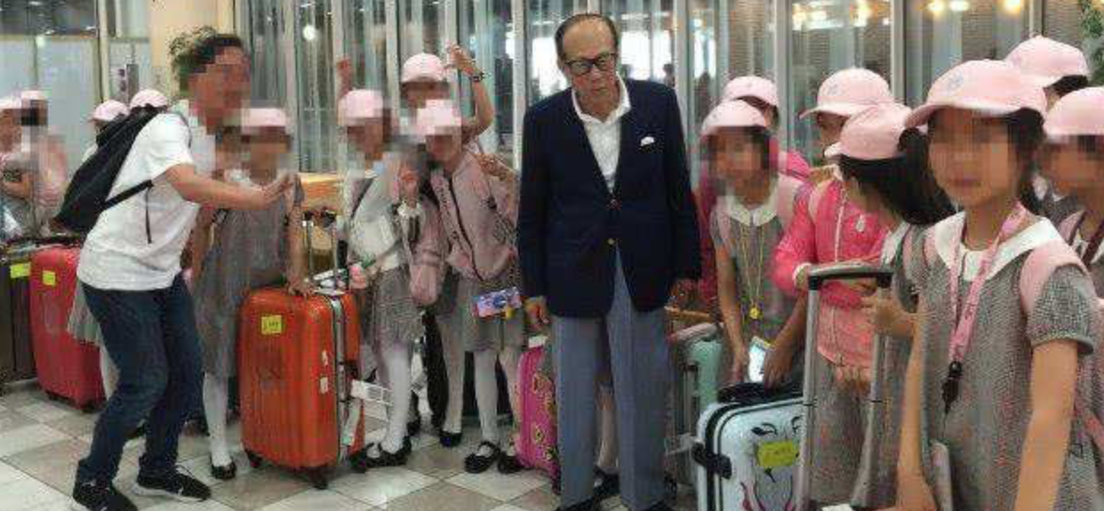 李嘉诚机场偶遇孩子资助旅费　大方赞助100万元