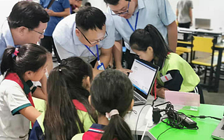 人工智能课走入济南天桥，机器人大战点燃科技课堂