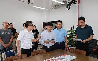 市工信局局长许启政一行莅临安康市青年创业大厦调研指导协会工作