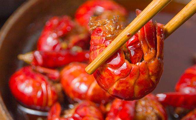 小龙虾剥虾师：最快4秒一只，月入过万