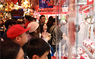 手办、盲盒、娃娃机……野蛮生长的衍生品市场