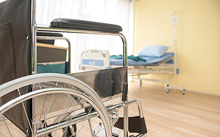 ?一年200多萬冠名費，民營醫院為何愛“戴洋帽子”？