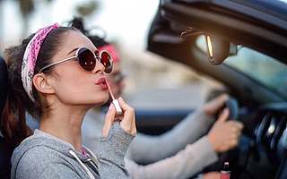 一個(gè)網(wǎng)紅美妝如何做到估值10億美元