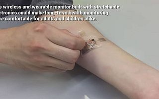 研究人員創(chuàng)造了一種柔軟可穿戴的健康監(jiān)測器