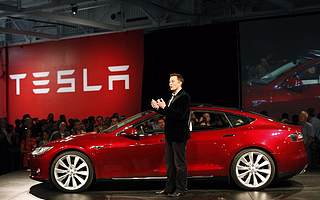 特斯拉上线全自动驾驶功能 销售:何时能用还不知道