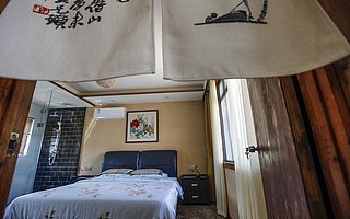 蛮荒生长的“民宿草原”上悬着镰刀