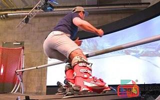 戴上VR眼鏡體會室外滑雪場景