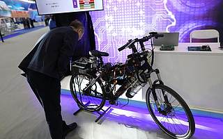 “天机芯”引关注 清华大学圆自行车“自驾梦”