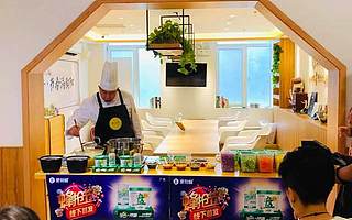 便利蜂携黄小厨撒“单身粮”，网红拌面线下首发