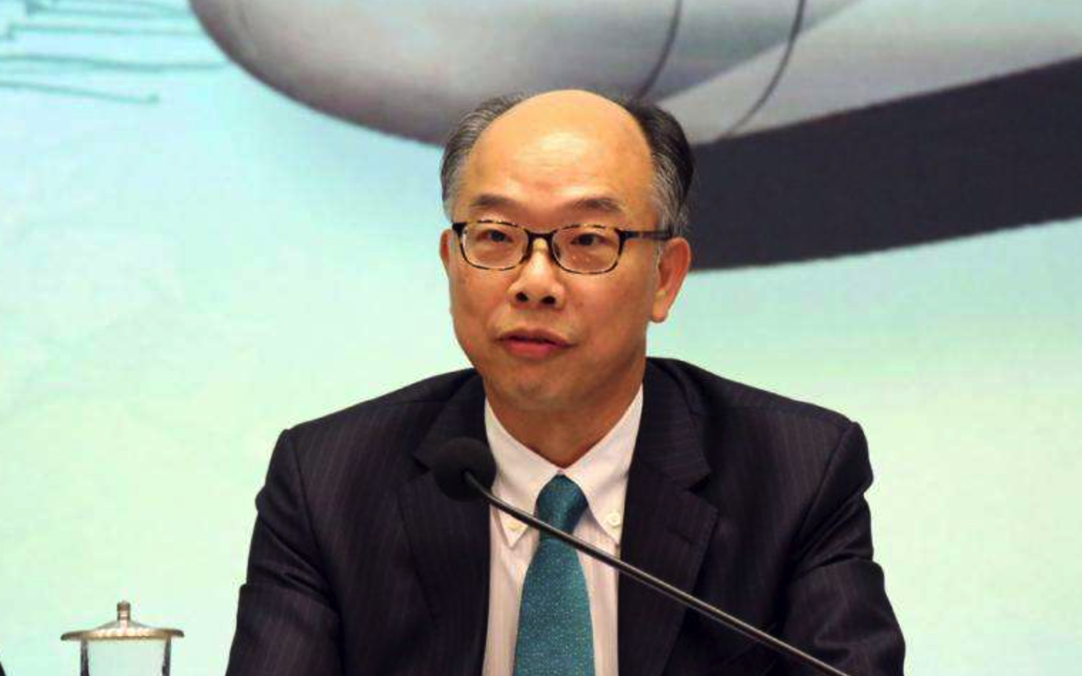 香港运输及房屋局局长陈帆机场停飞将影响超80万人生计