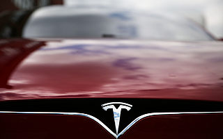 特斯拉汽車在俄高速公路上撞車 起火后兩次爆炸