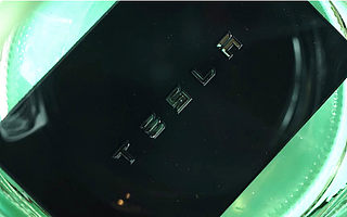 软件工程师在小臂植入RFID芯片控制智能设备开启