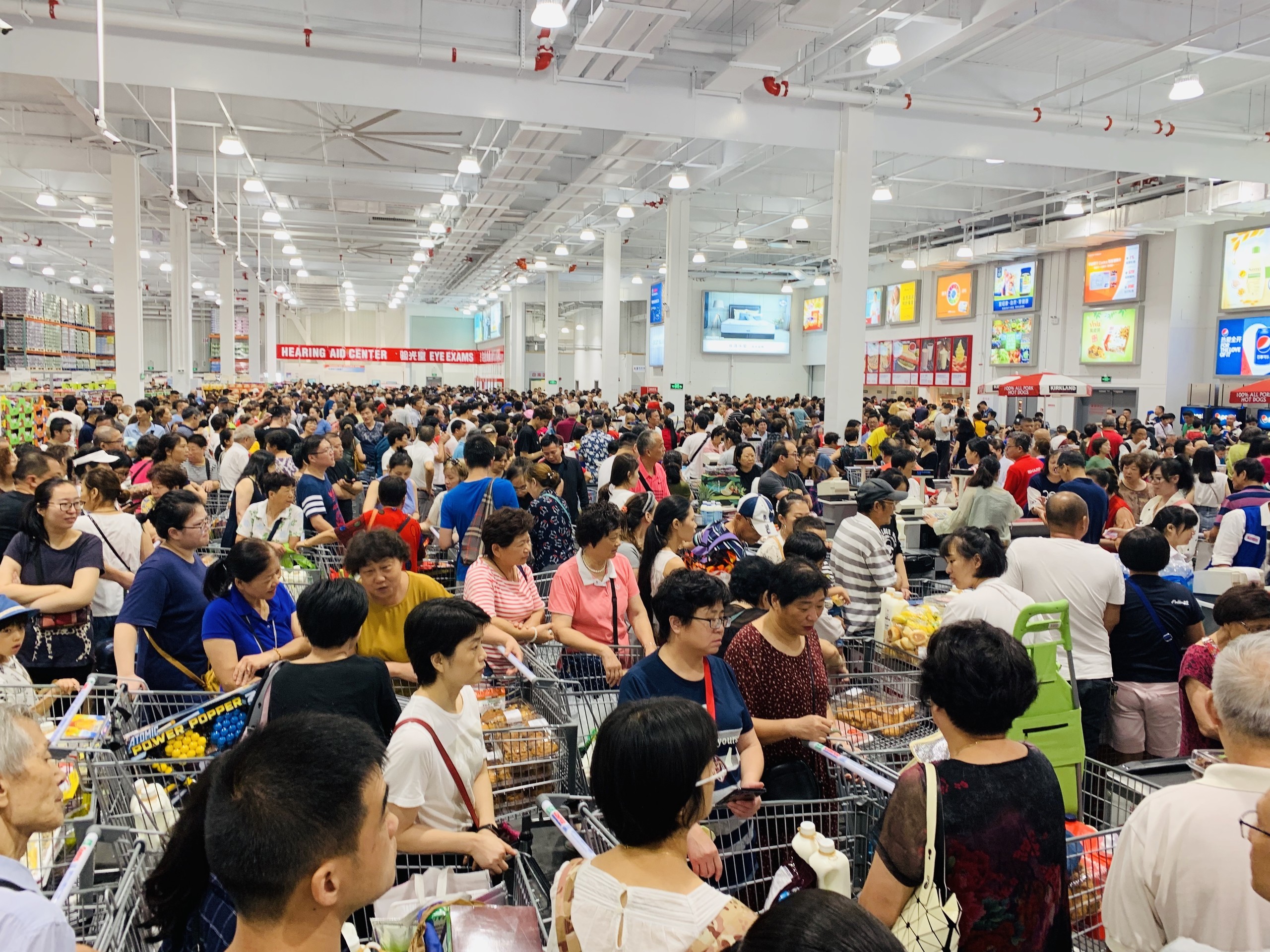 Costco被挤爆的原因：不买就吃亏