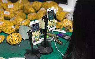 在這座邊陲小城，你離珠寶商人只差一臺手機