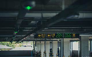 腾讯、阿里进城“抢车位”