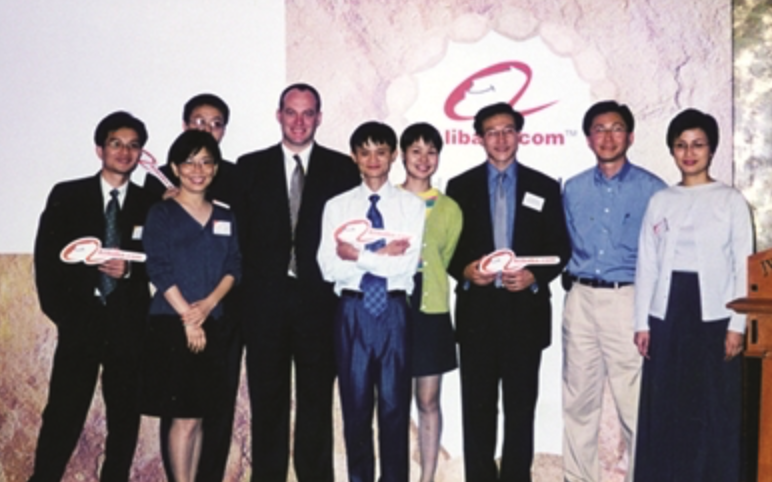 20年前BBC记者质疑马云：你是百万富翁吗？口号震天　却没有赚钱