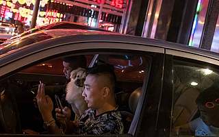 拜师、扛旗、卖货，给快手网红当小弟的这三年