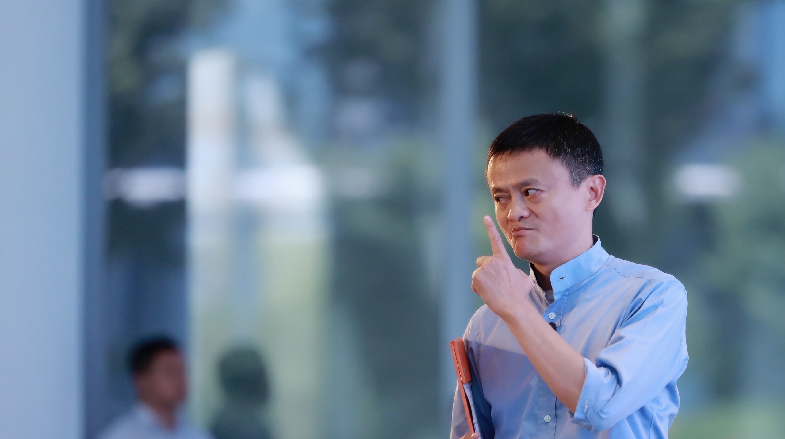 马云卸任后做什么：把赚的钱花出去