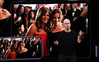 怼友商暴露了自信的缺失，苹果实力犹在但业务重点或转移