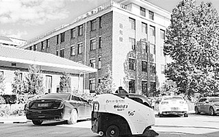 5G机器人迎新 带来“智慧校园”新体验