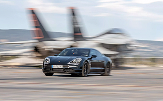 保时捷Taycan电动车在航空母舰上炫耀其敏捷性