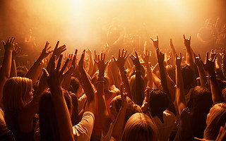 日本音樂產業(yè)的雙重困境:實體持續(xù)下滑,數字增長緩慢