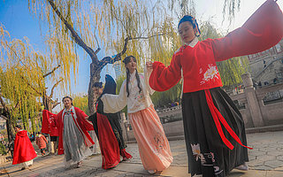 汉服「破圈」，还差什么？