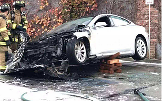 传统豪华⻋企与新势力的致胜局